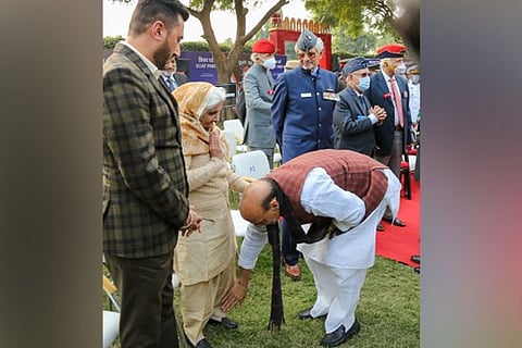 Rajnath Singh touches feet of 1971 war veteran's wife at event in Delhi (Source: ANI)