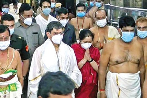 TN Governor RN Ravi offered prayers at Murugan temple in Tiruchendur (File Photo)