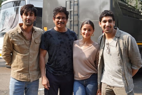 Director Ayan Mukherji with Brahmastra film crew (Image source: Twitter/Fox Star Hindi)