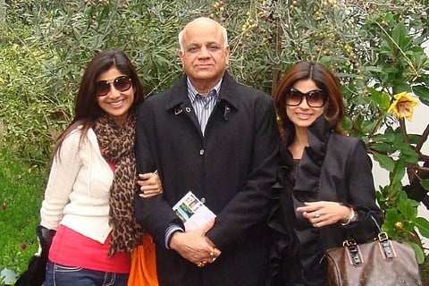 Shilpa Shetty and Shamita Shetty with their late father