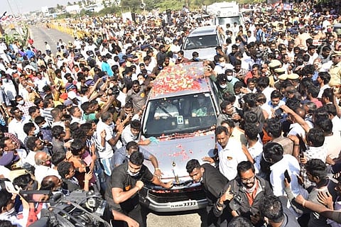 Defying diktat, dissenters in AIADMK greet Sasikala