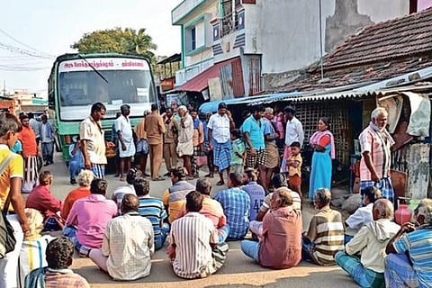 Farmers blocking the Perambalur-Annamangalam Road protesting untimely water release in the district