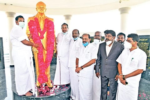 CM Edappadi K Palaniswami garlanding the statue of Padmashri Dr B Sivanthi Aditanar in Thiruchendur
