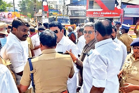 Police pacifying AIADMK and AMMK cadres in Thanjavur on Wednesday
