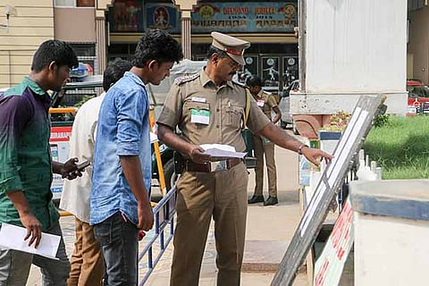 Cannot disentitle candidate with specs for forensic sub-inspector post, State told