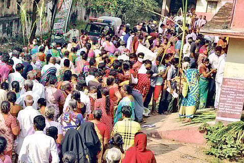 People thronging PDS shops in Chennai to recieve Rs 2,500 Pongal gift on Monday