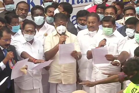 Tamil Nadu CM flags off Alanganallur Jallikattu