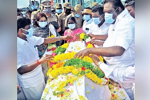 Health Minister C Vijaya Baskar and others pay tribute to the deceased