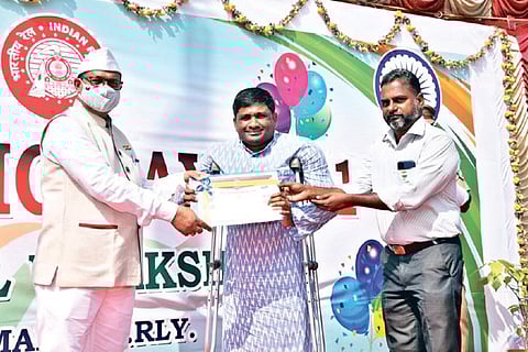 Chief Workshop Manager of Golden Rock Railway Workshop Shyamadhar Ram presenting Leadership Awards.