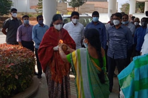 Sasikala discharged, checks into resort in Bengaluru