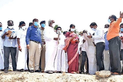 Sekar Babu, along with Kanimozhi, MP, inspects a site near Tiruchendur temple