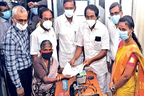 IT Minister Mano Thangaraj inspects an e-seva centre in Salem on Thursday