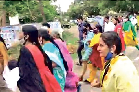 Devotees rush towards Sivasankar Baba on court premises