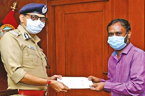 CoP Shankar Jiwal honouring Stalin Kanna on Friday