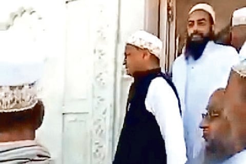 Video of Ashok Gehlot at dargah shared falsely
