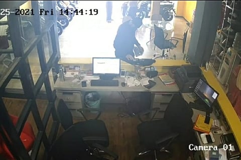Foreigner duo escapes with Rs 60,000 from two-wheeler showroom