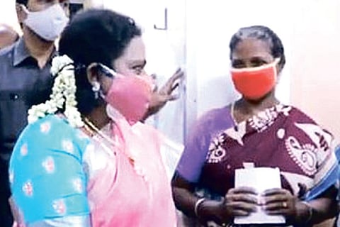 Lt Governor Tamilisai Soundararajan interacting with a patient at the Government General Hospital.