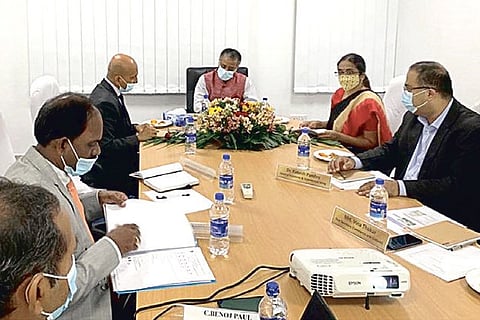 High Commissioner Gopal Bagley (centre) interacting with officials of Indian Oil Corporation.