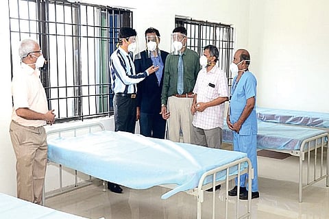 Radhakrishnan inspecting facilities at COVID ward at RGGGH