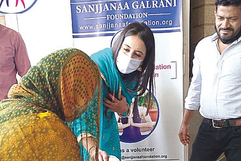 Sanjjanaa distributing food