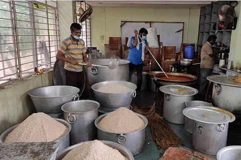 Trivandrum Press Club providing succour to needy with free lunches