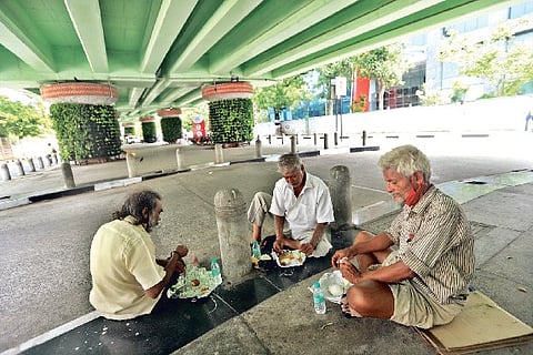 YRC unit of the New College distributed 100 food packets to pavement dwellers