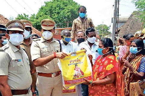 Thanjavur SP Deshmukh Shekhar Sanjay handing over essential items to the needy