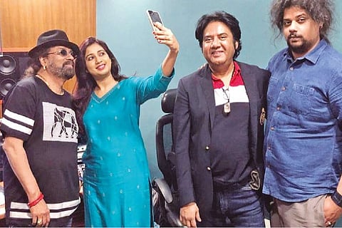 Shreya Ghoshal clicks a selfie with Hariharan