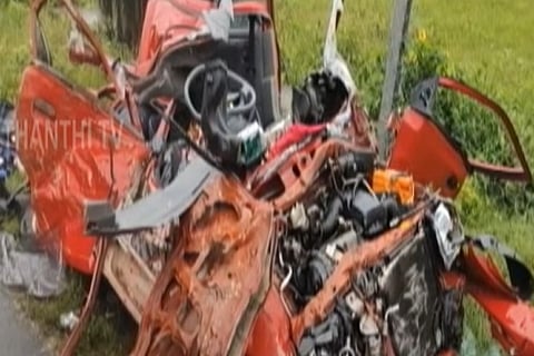 Newlyweds die as concrete mixer turns turtle on car