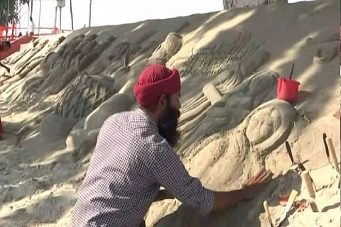 Artist creating Ramayana episodes on sand (Source: ANI)