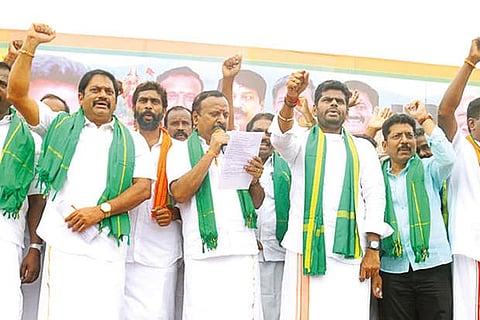 K Annamalai leading a protest against water release from Mullaiperiyar dam by Kerala govt in Theni