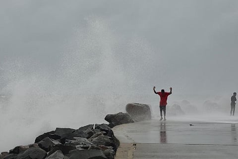 Rising waves at Kasimedu. Photo: Manivasagan