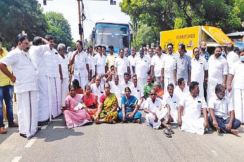 Thanjavur Cooperative Society members staging a road blockade on Monday