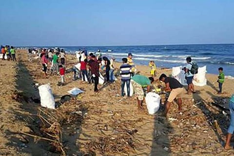 Activists cleaning Chennai Marina Beach (File Photo)