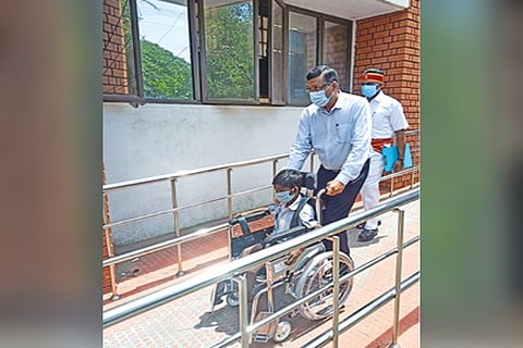 Salem Collector helps diffabled person