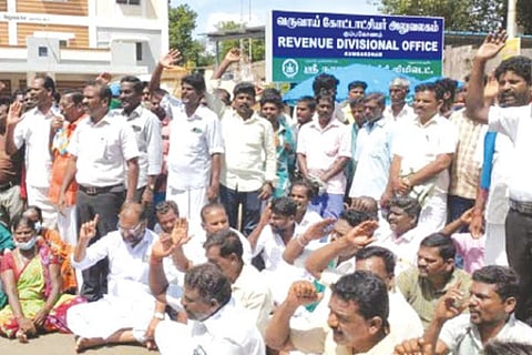 Kin of Dalit youth staging a protest in front of Kumbakonam RDO office on Monday