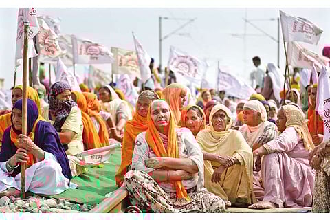Farmers block railway tracks as part of Samyukt Kisan Morcha?s ?rail roko? protest