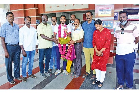 TDAA office-bearers and SDAT coach Srinivasan welcome Suraj at the Tiruchy railway station