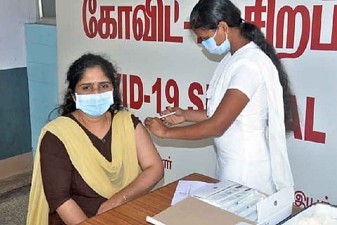 A medical staff administering vaccine. Image Courtesy: Daily Thanthi