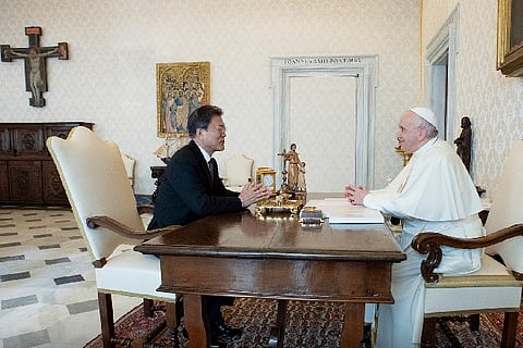 Moon Jae-In having a conversation with Pope Francis. Image Courtesy: Twitter - @TheBlueHouseENG
