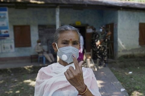 An Old women casting her vote in the bypolls (Source: IANS)