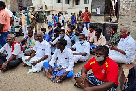 Relatives of Maruthamuthu and farmers staging protest in front of GH, Tiruchy on Wednesday