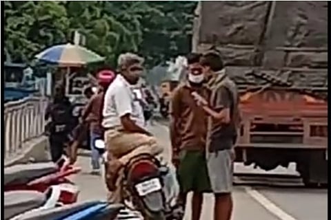 Screengrab of cop allegedly accepting bribe from truck drivers near VR mall