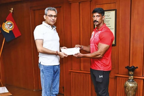 Purushothaman with City Commissioner of Police Shankar Jiwal