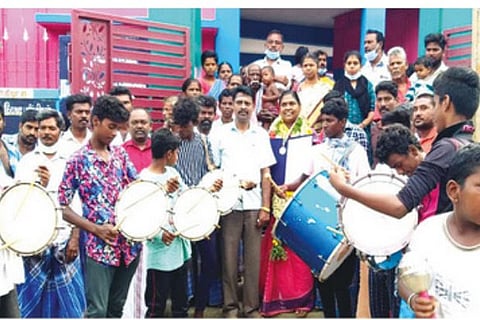 A warm reception was accorded to the teacher who received the national best teacher award