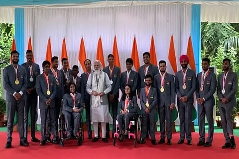 PM Modi with India's Tokyo Olympics Para athletes (Image source: IANS)