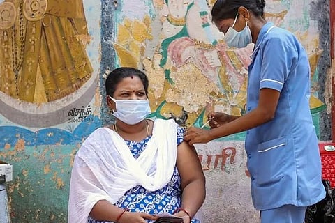 A healthcare worker gives a covid jab (File Photo)