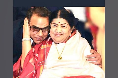 Dharmendra with late Lata Mangeshkar (Image source: Twitter)