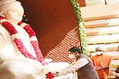 Governor RN Ravi paying respects to Swami Vivekananda.
