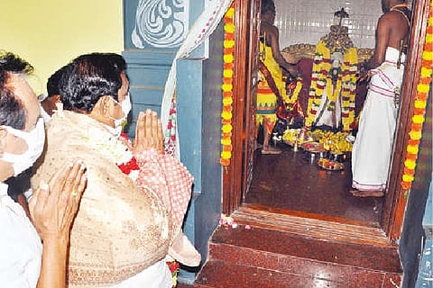 LoP Edappadi K Palaniswami offering prayers at Sendraya Perumal Temple in Periya Soragai in Salem.
